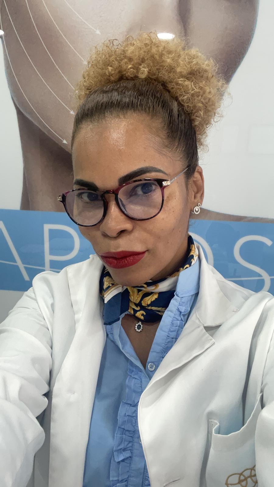 Dra. Esperanza Gonzalez, especialista en medicina y cirugía, experta en lifting con hilos tensores en Estética Tupiel