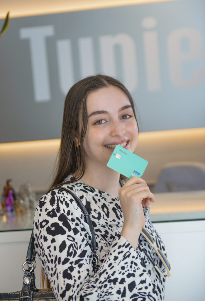 Cliente en Estética Tupiel en Alcobendas mostrando su tarjeta de financiación tras consulta