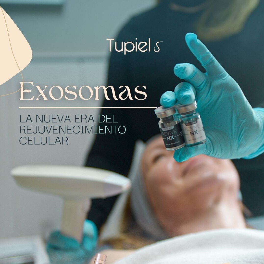 Especialista sosteniendo viales para el tratamiento de rejuvenecimiento celular con exosomas en Estética Tupiel.