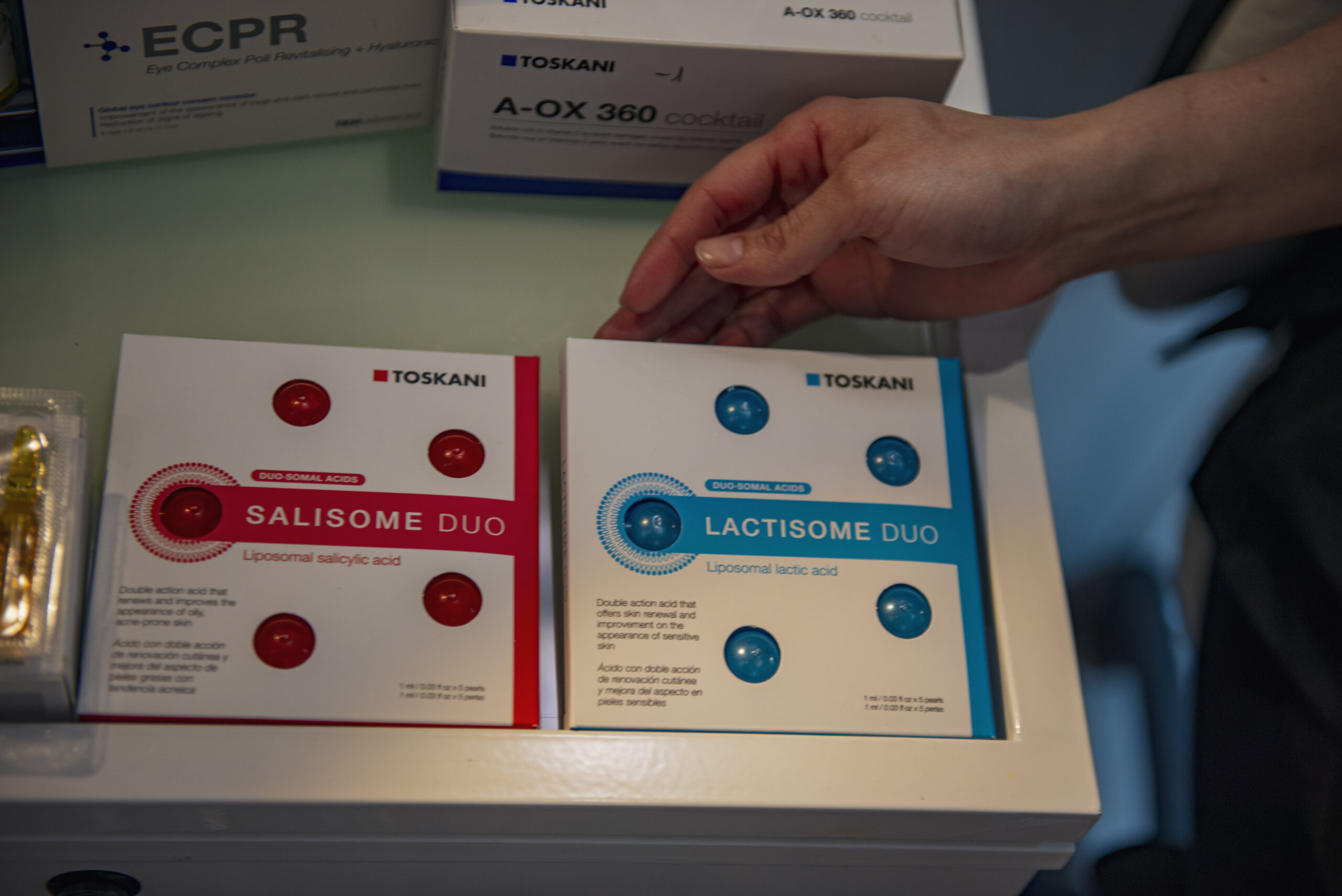 Primer plano de los peelings liposomados de Toskani: Salisome Duo para pieles grasas y Lactisome Duo para pieles sensibles, disponibles en Estética Tupiel.