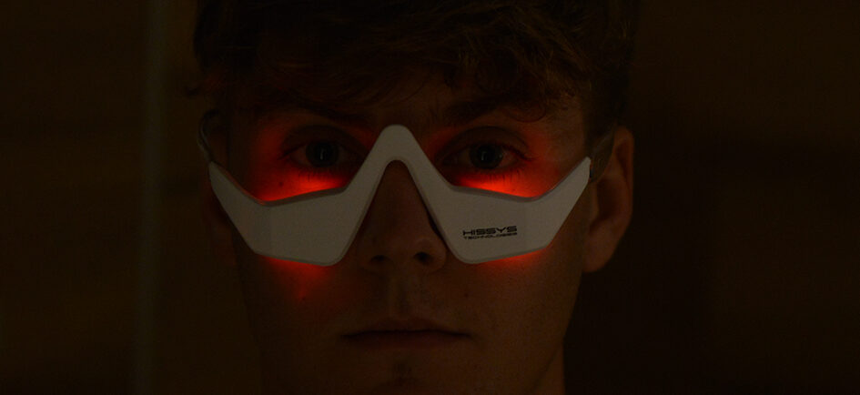 Hombre recibiendo un tratamiento de fototerapia para el contorno de ojos con las gafas de Hissys Technologies, un servicio para reducir ojeras y reafirmar los párpados en Estética Tupiel.