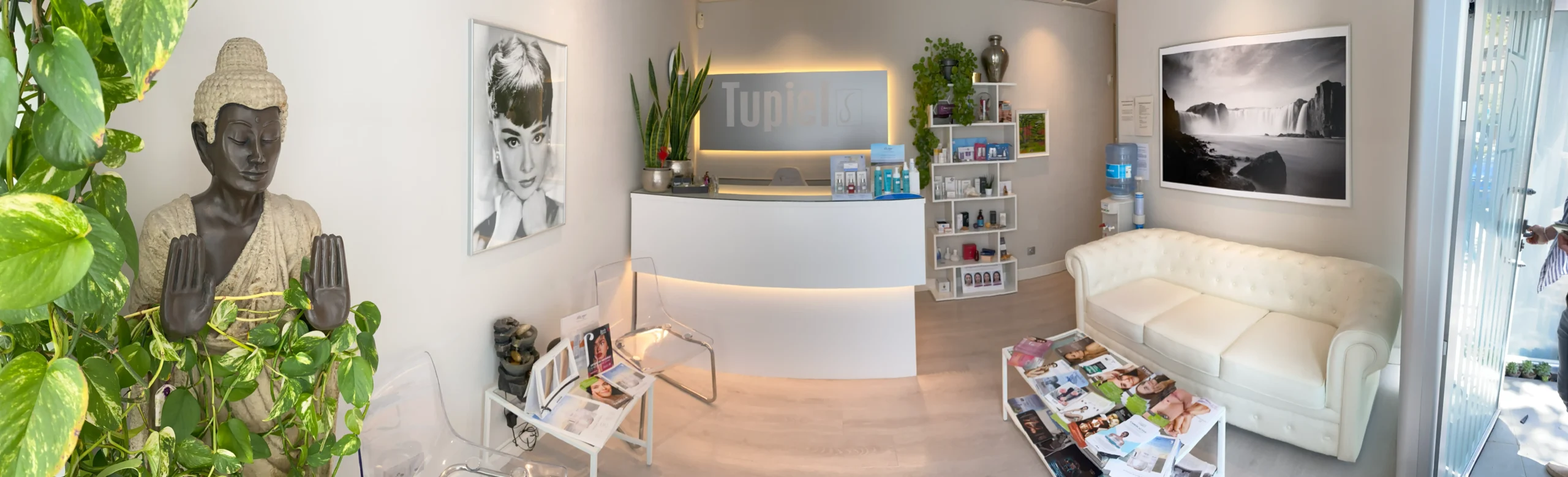 Recepción y sala de espera de Estética Tupiel en Alcobendas, con un ambiente moderno, profesional y relajante.