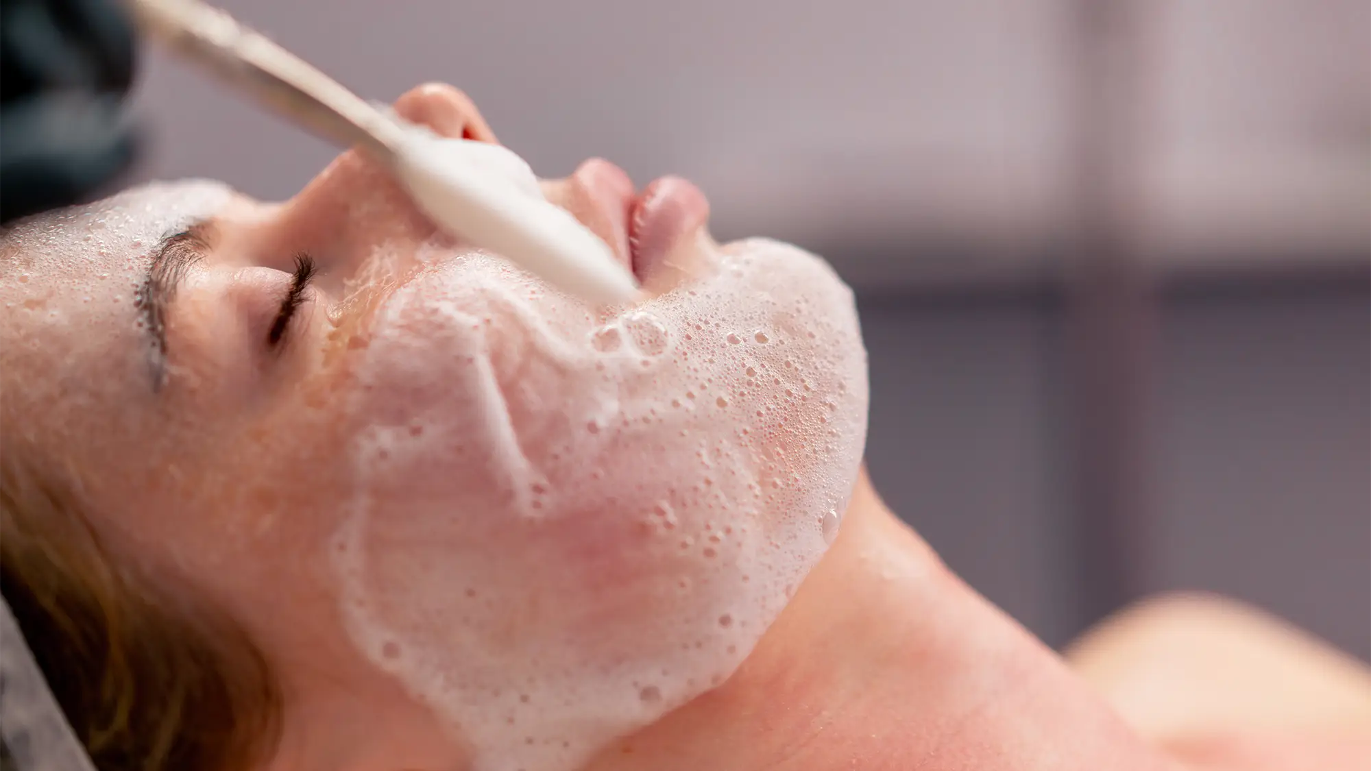 Limpieza facial profunda con espuma en Estética Tupiel para una piel limpia e hidratada