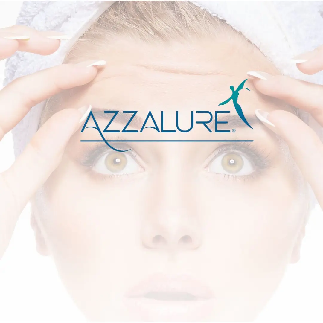 Mujer con líneas de expresión en la frente antes del tratamiento con Azzalure en Estética Tupiel