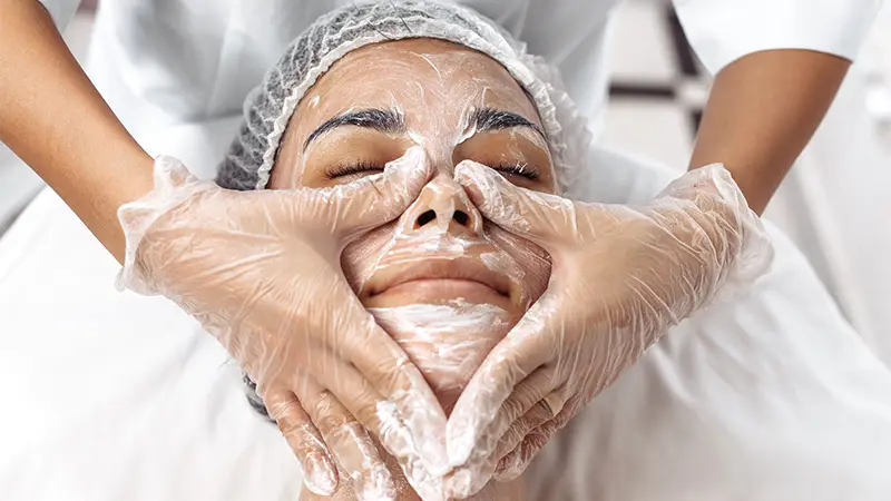 Limpieza facial profunda con masaje en piel madura