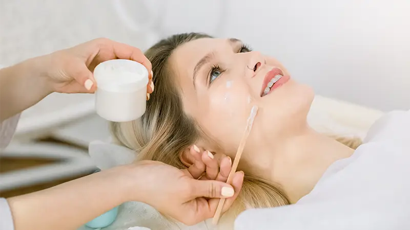 Aplicación de mascarilla hidratante con espátula en tratamiento intensivo facial
