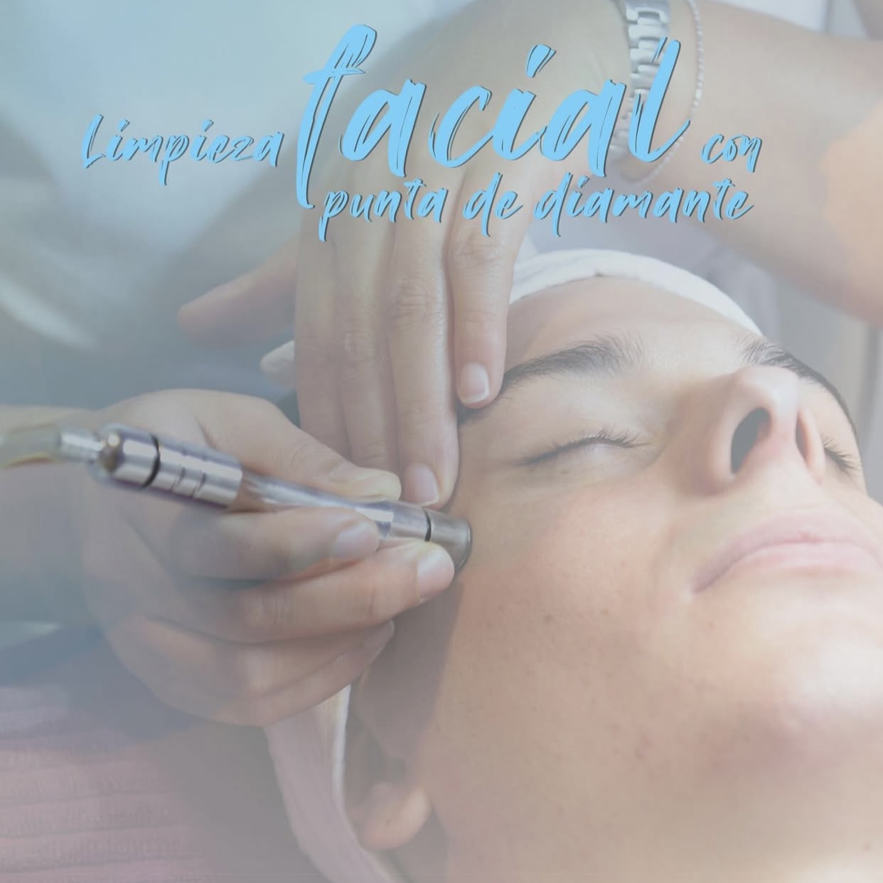 Limpieza facial con punta de diamante aplicada en el rostro de una clienta con la piel limpia y los ojos cerrados.