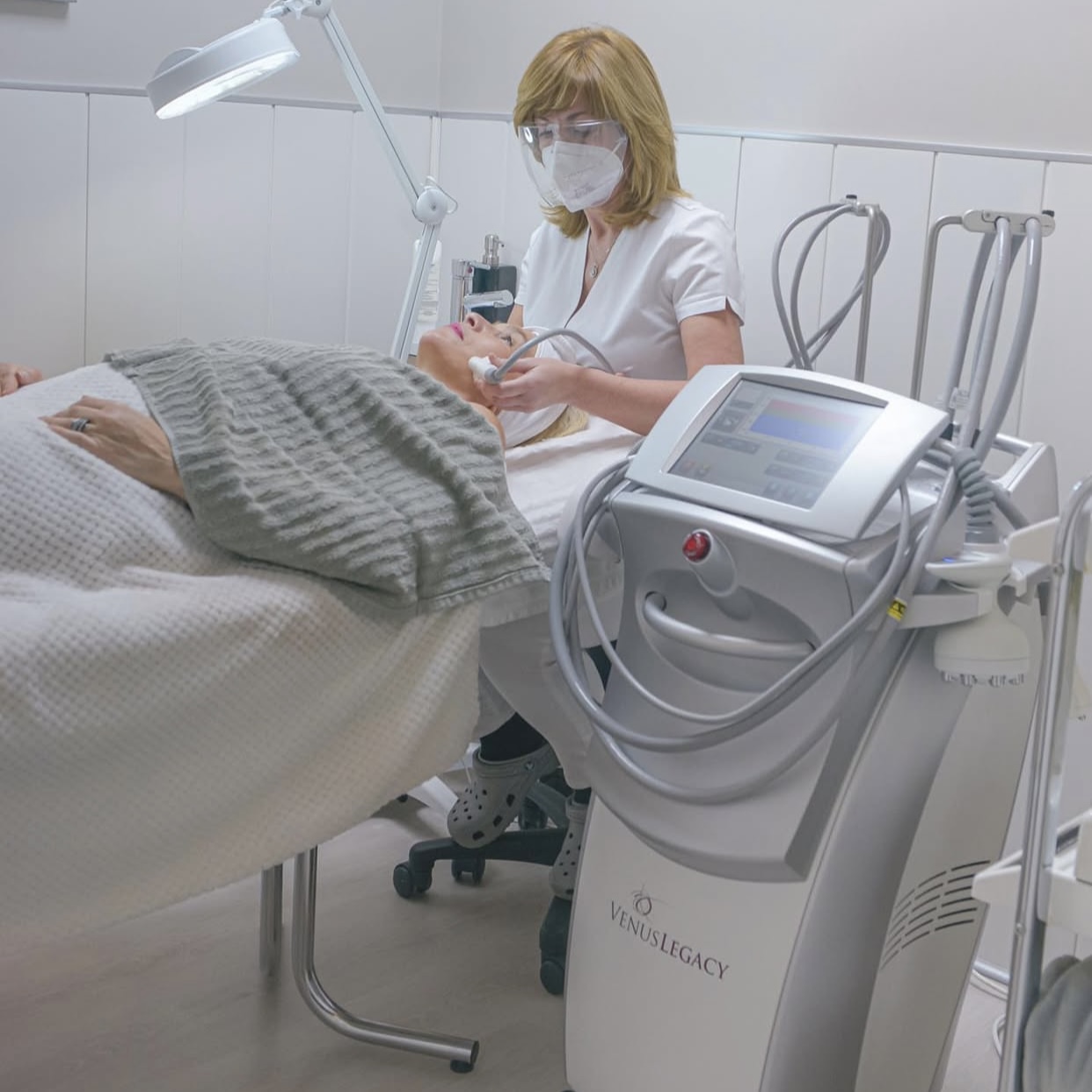 Tratamiento de radiofrecuencia facial con equipo Venus Legacy aplicado por profesional en cabina estética.
