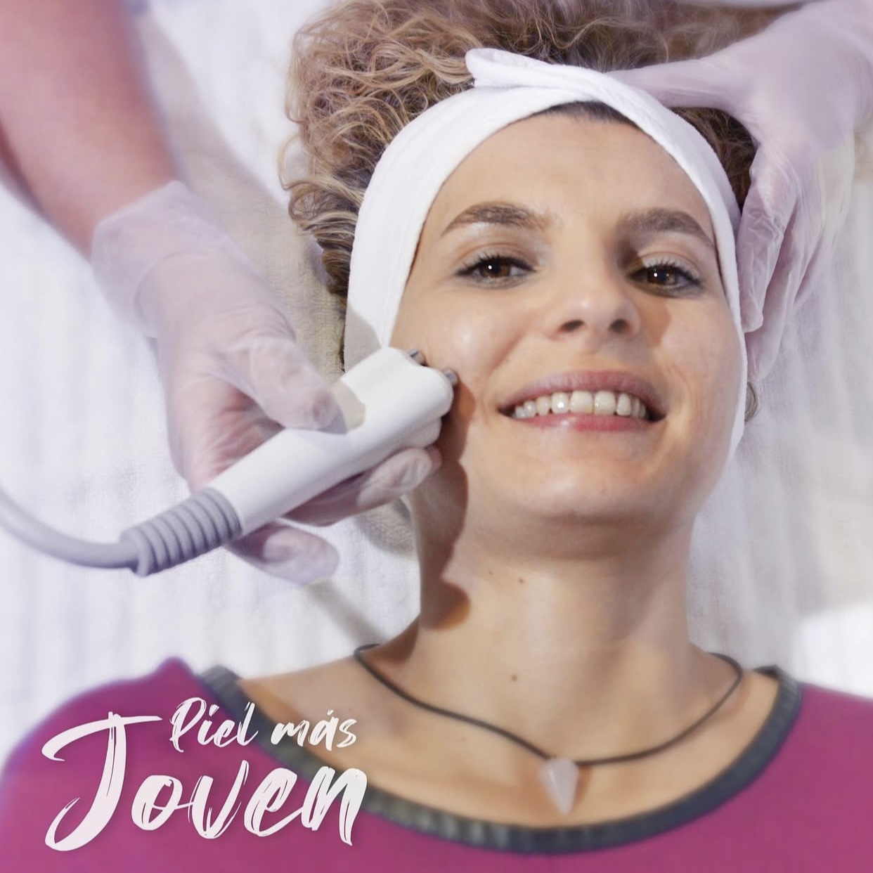 Tratamiento facial de rejuvenecimiento en Tupiel, con una mujer recibiendo radiofrecuencia y mostrando un resultado de piel más joven.