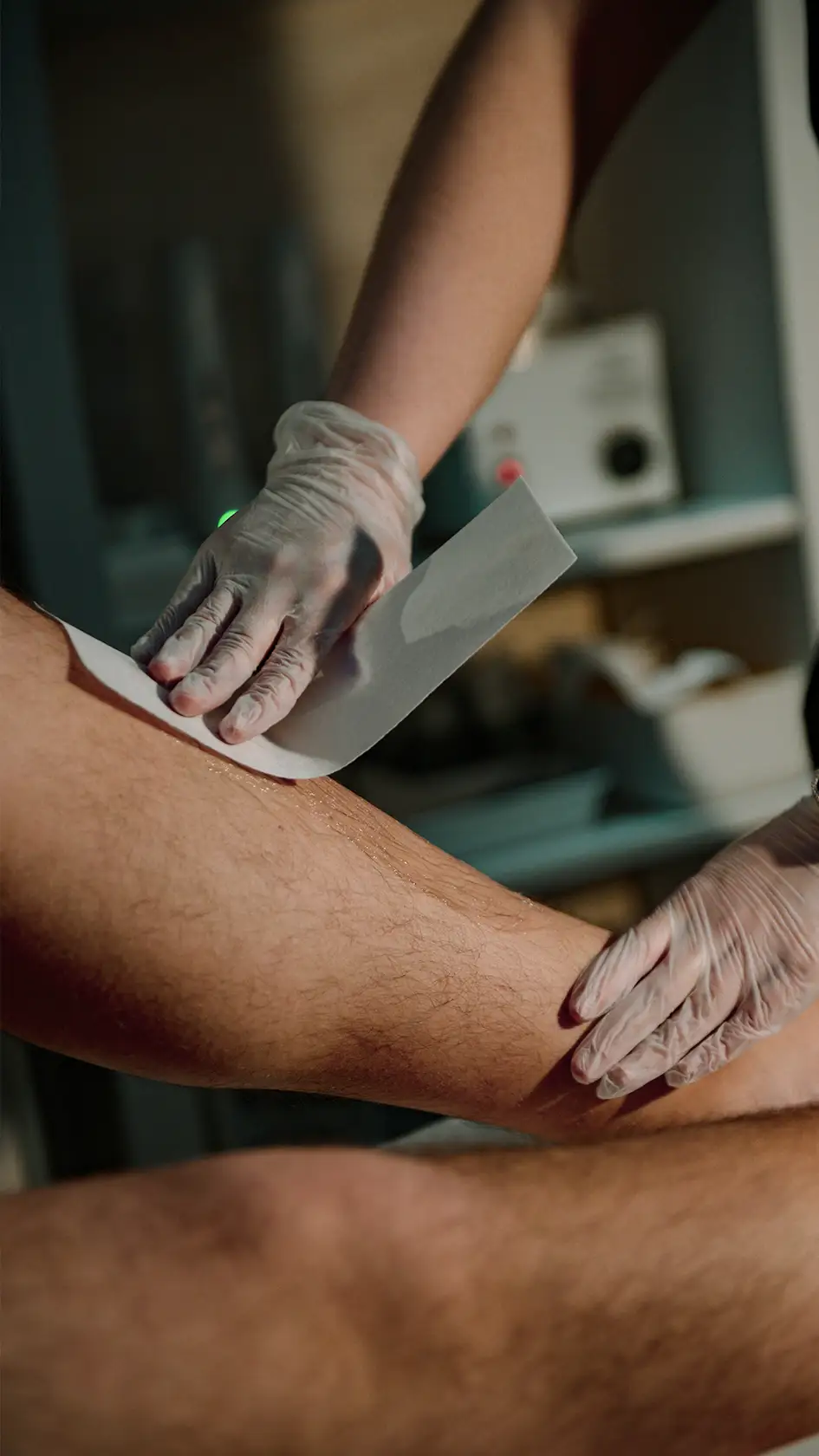 Depilación con cera caliente y tibia en Centro Médico Tupiel para una piel suave y libre de vello