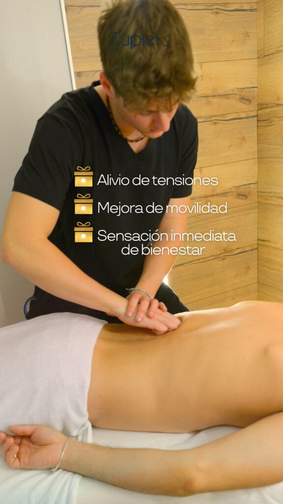 Especialista Javier Guerra realizando un quiromasaje de descarga en la zona lumbar en Clínica Tupiel Alcobendas para el alivio de tensiones.